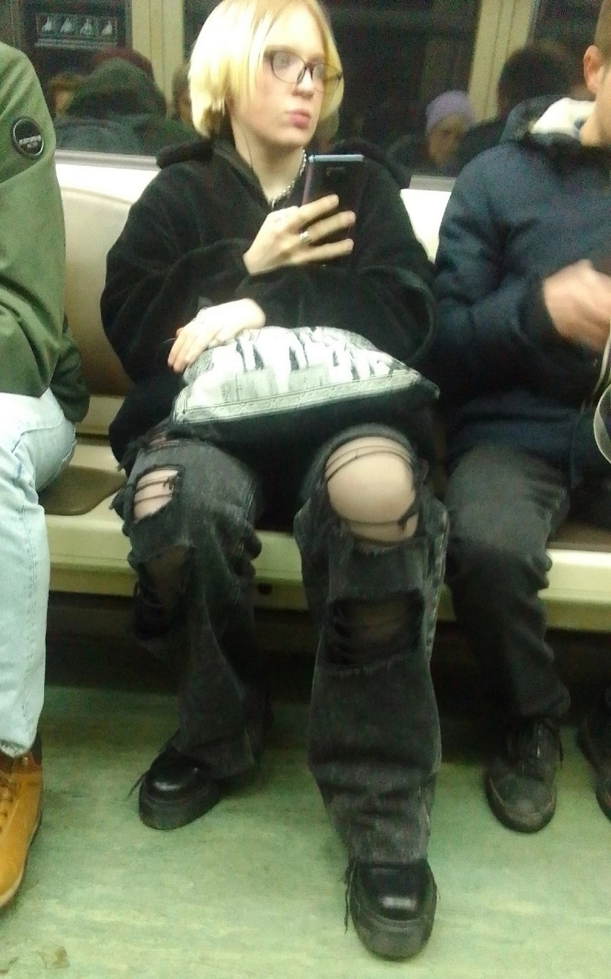 Strange People In The Subway (21 pics)