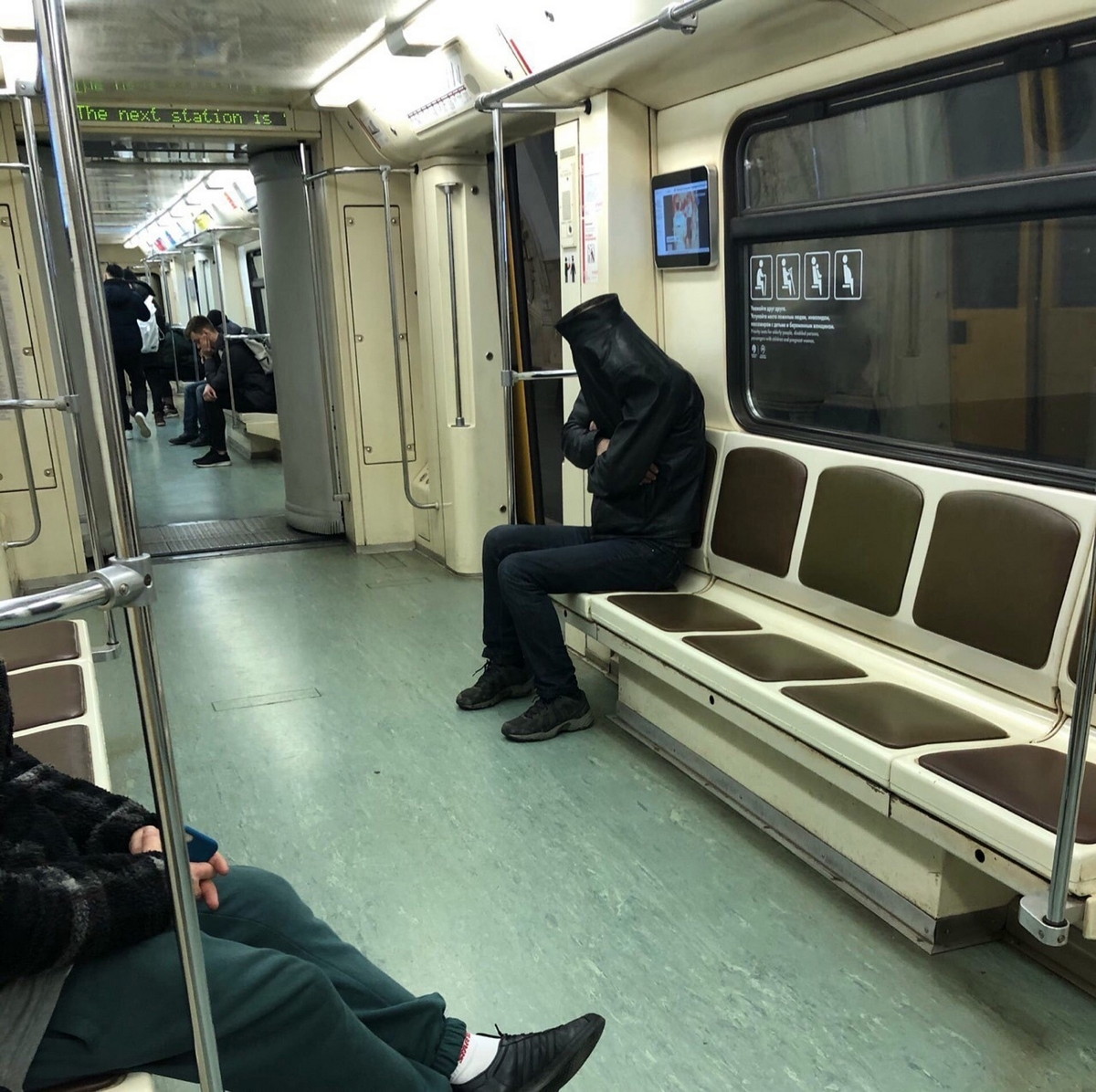 Strange People In The Subway (21 pics)