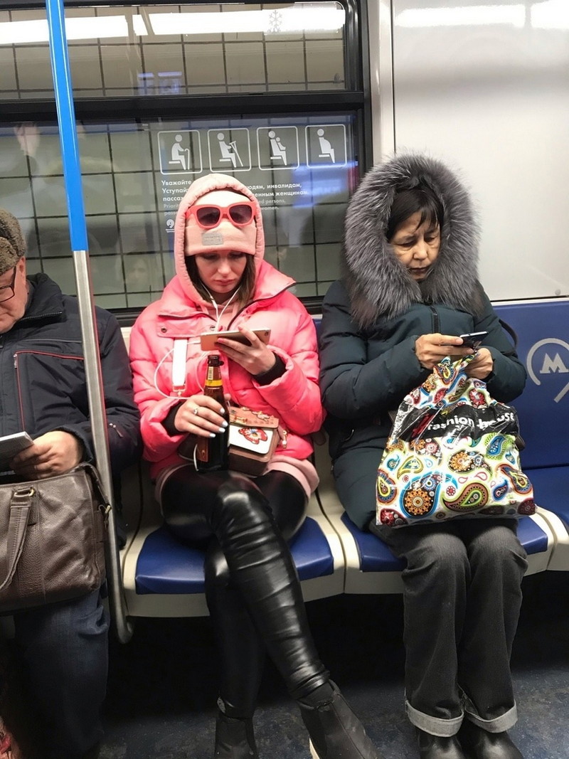 Strange People In The Subway (21 pics)