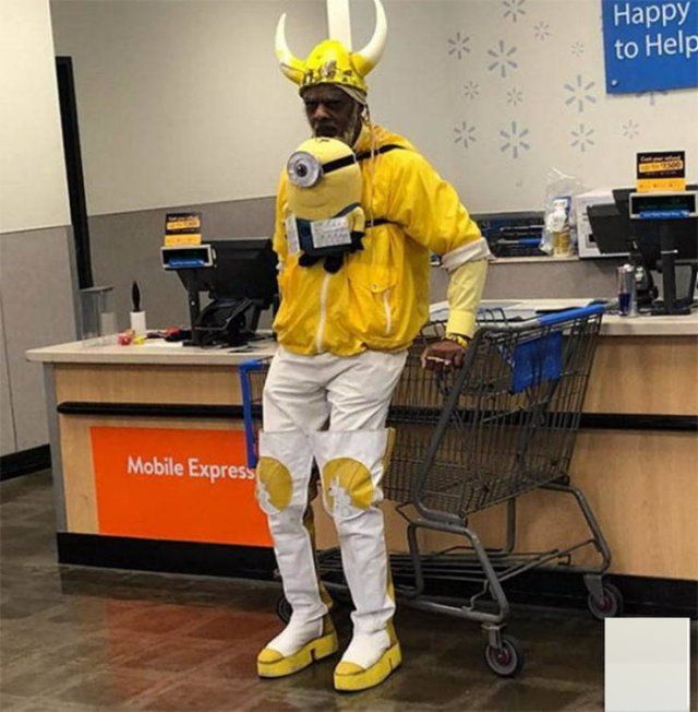 Weird People In Stores (33 pics)