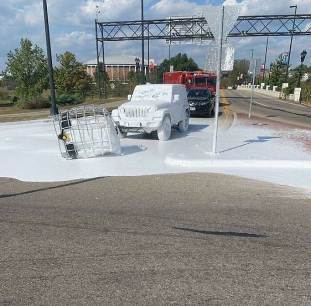Odd Car Crashes (28 pics)