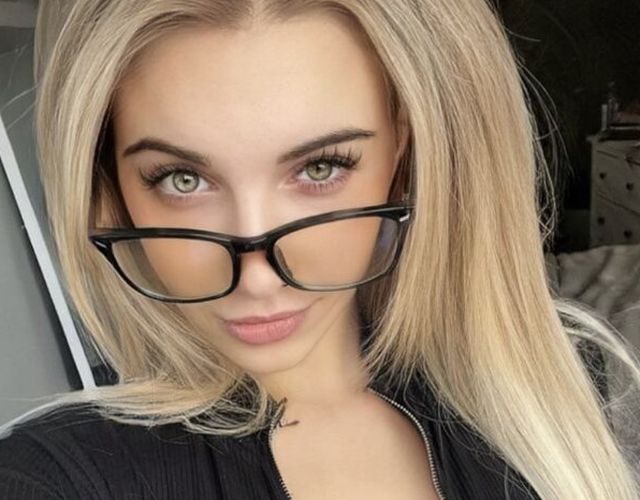 Girls In Glasses (26 pics)