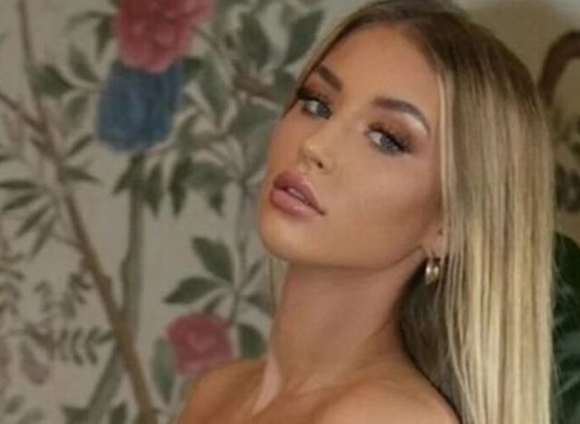 Girls With Handbras (25 pics)