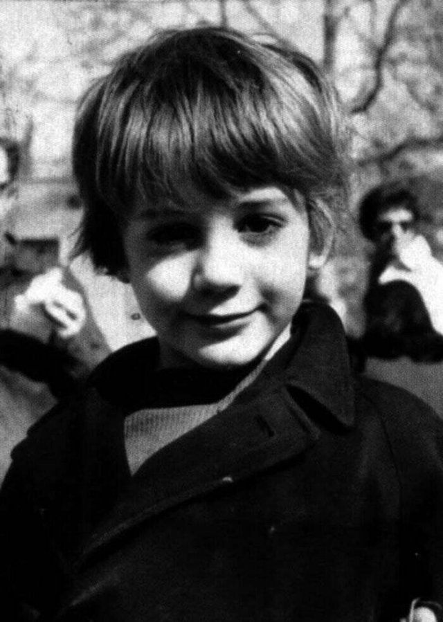 Rare Photos Of Celebrities In Their Childhood (34 pics)