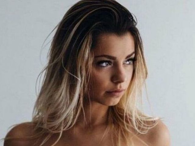 Girls With Handbras (41 pics)