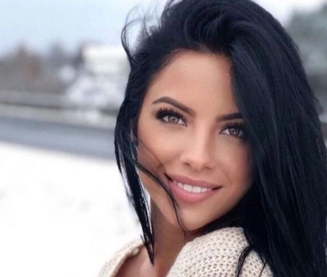 Beautiful Brunettes (31 pics)