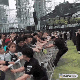 Acid GIFs, May 9 (25 gifs)