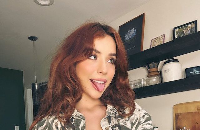 Braless Girls (38 pics)