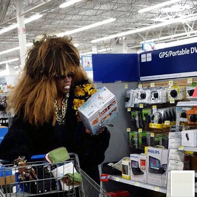 Weird People In Stores (48 pics)