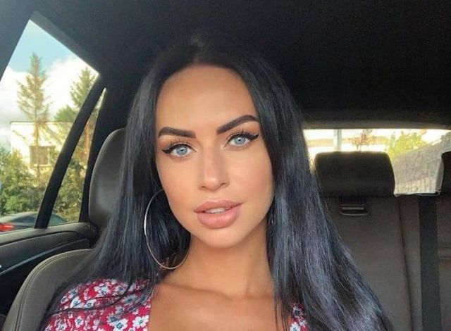 Busty Girls (50 pics)