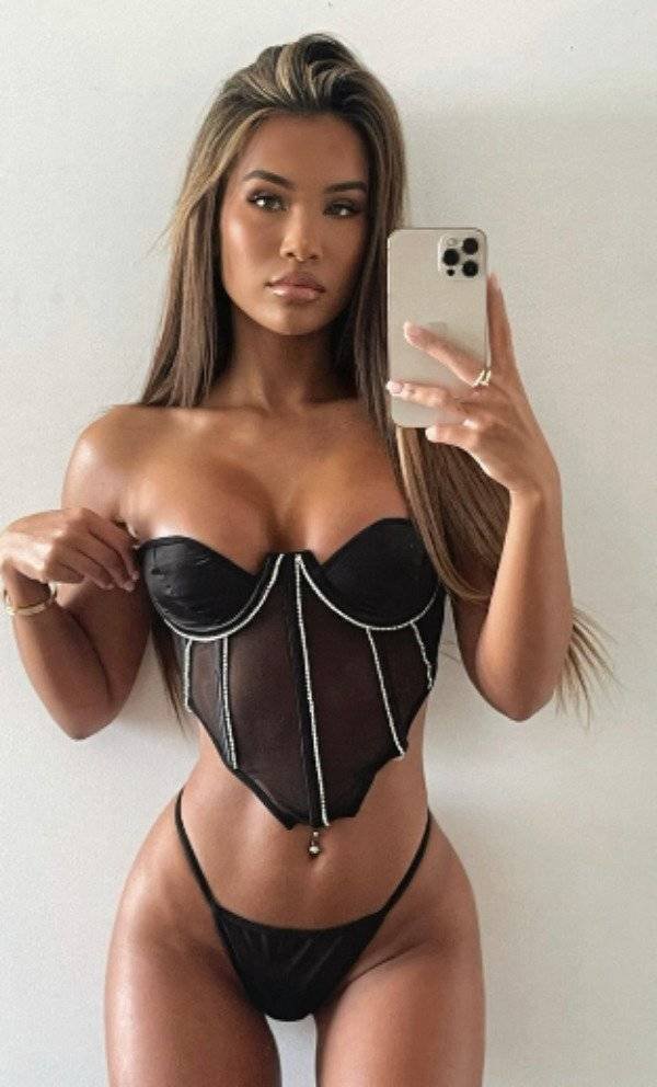 Girls In Corsets (25 pics)