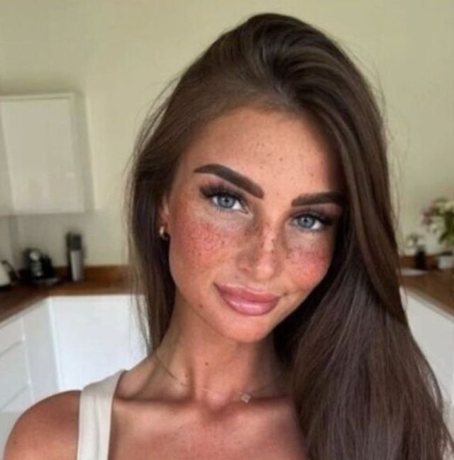 Cute Brunettes (31 pics)