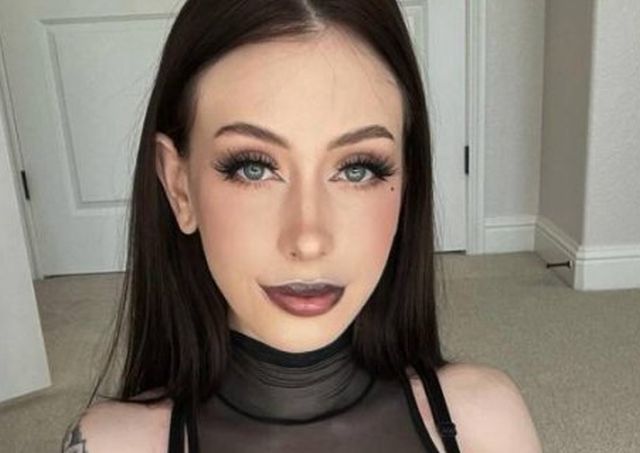 Busty Girls (49 pics)