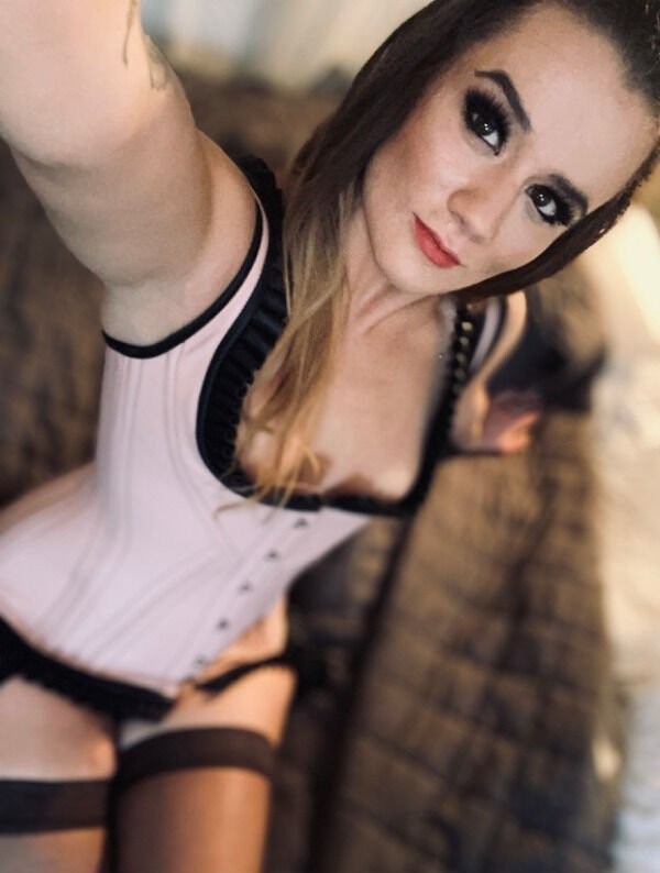 Girls In Corsets (24 pics)
