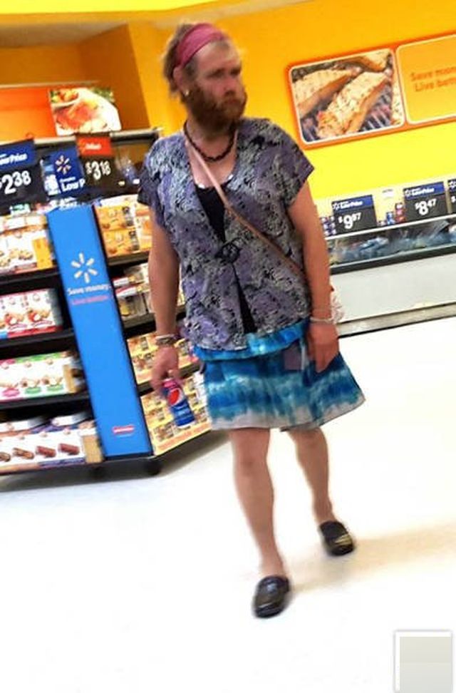 Strange People In Shops (39 pics)