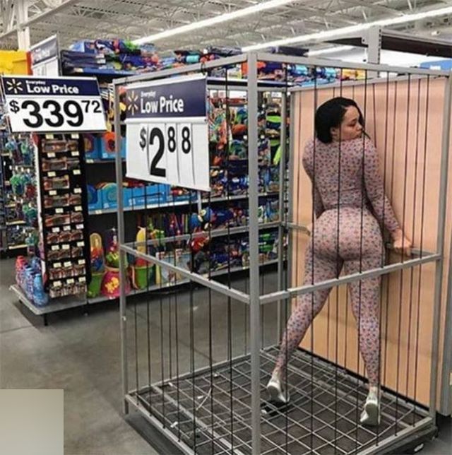 Strange People In Stores (43 pics)