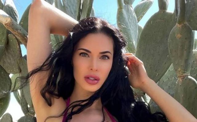 Busty Girls (47 pics)