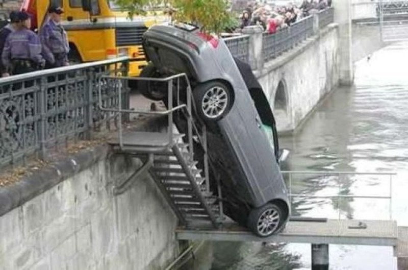 Weird Car Crashes (15 pics)