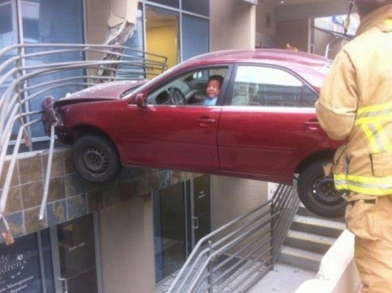 Weird Car Crashes (15 pics)