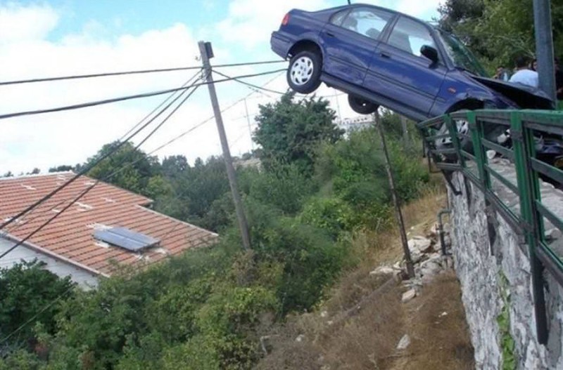 Weird Car Crashes (15 pics)