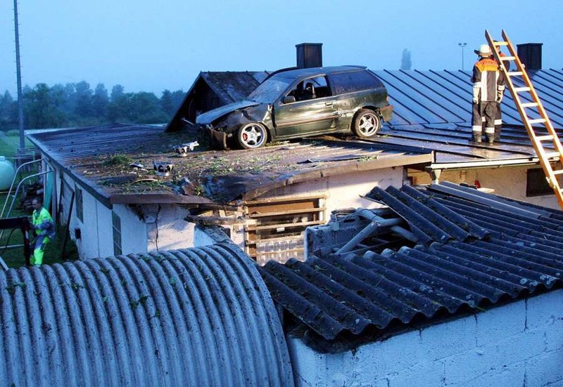 Weird Car Crashes (15 pics)