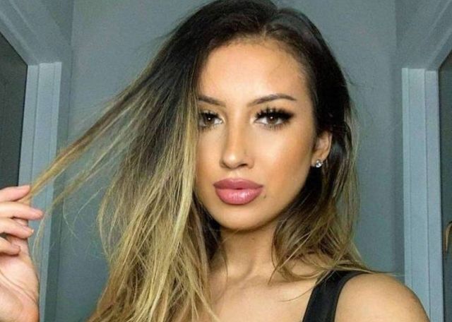 Busty Girls (58 pics)