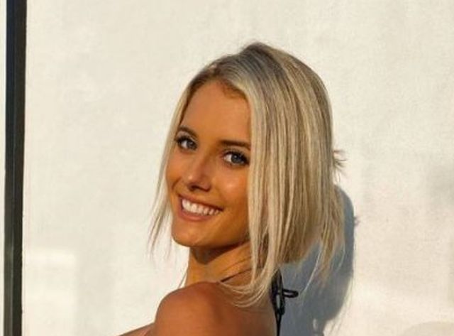 Girls In Tight Dresses (51 pics)