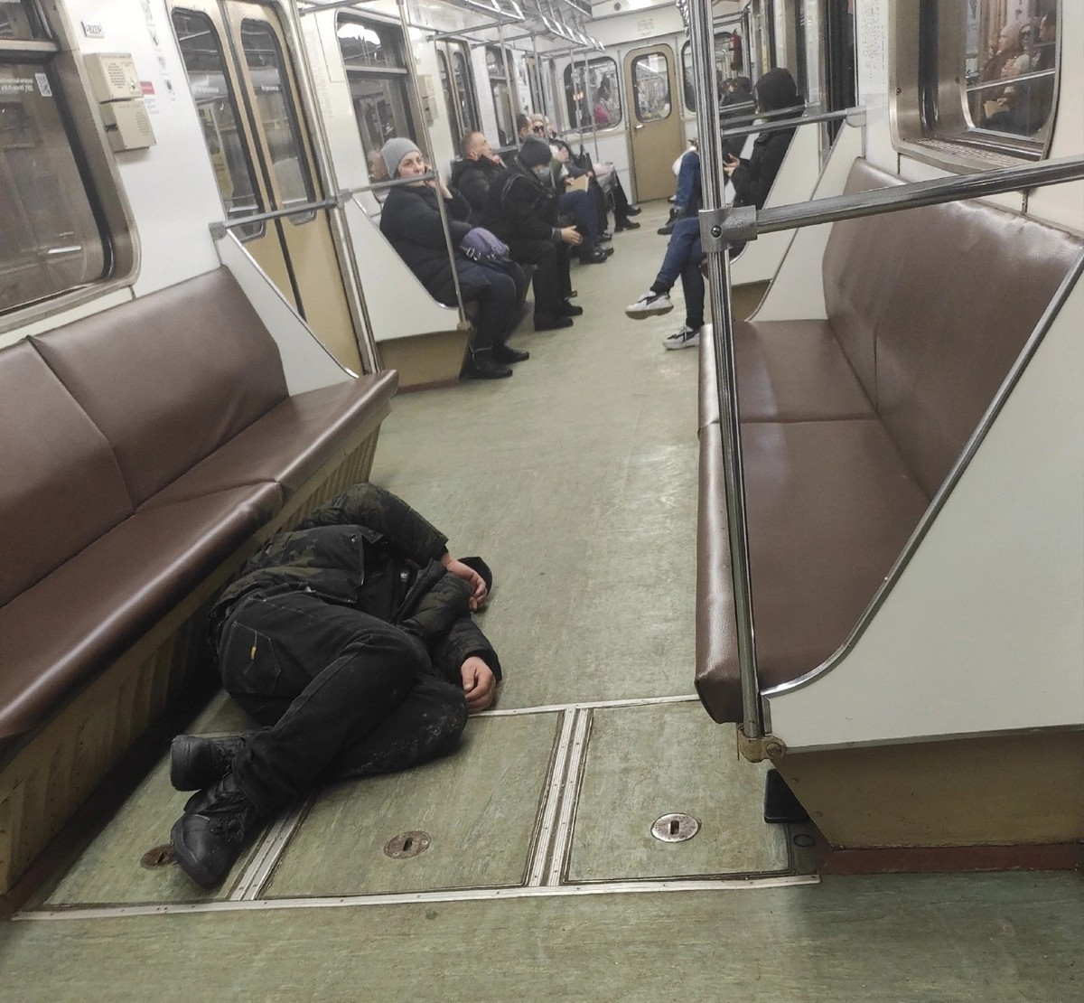 Weird Russians In The Subway (26 pics)