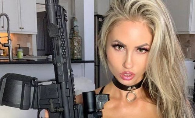 Girls With Guns (22 pics)