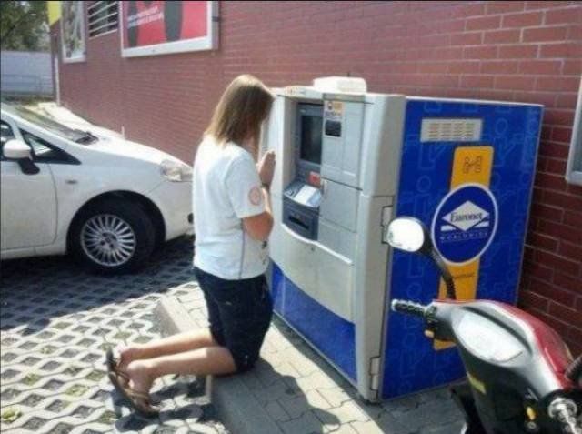 People And ATM's (35 pics)