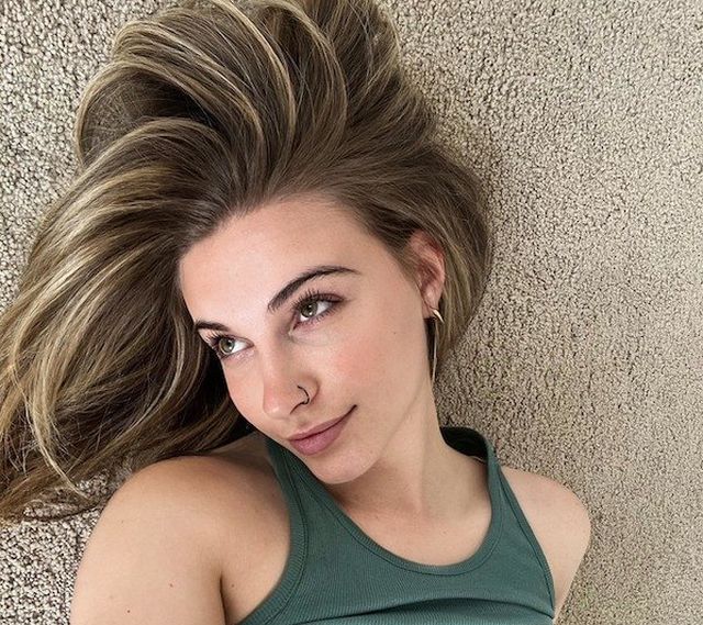 Braless Girls (35 pics)
