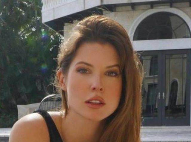 Busty Girls (52 pics)