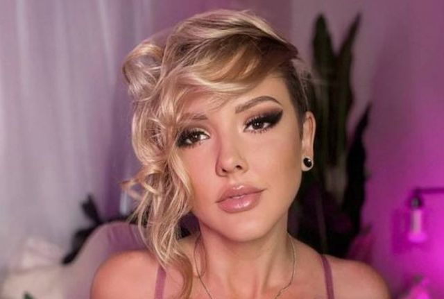 Busty Girls (47 pics)