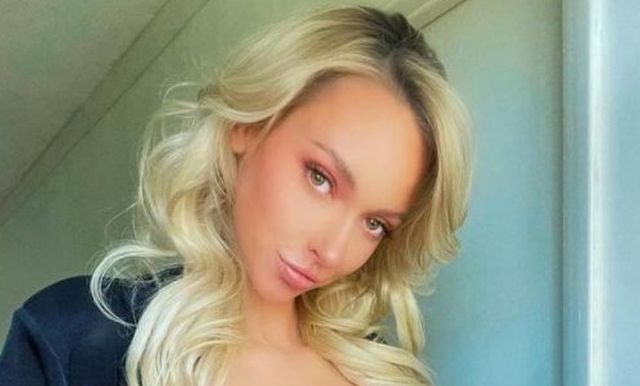 Girls With Handbras (48 pics)