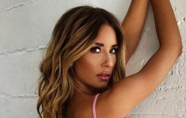 Girls In Tight Dresses (51 pics)