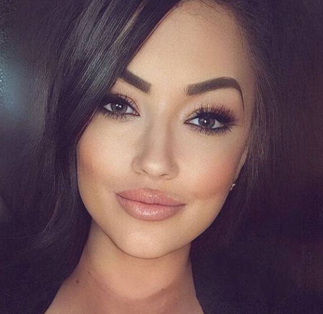 Busty Girls (46 pics)