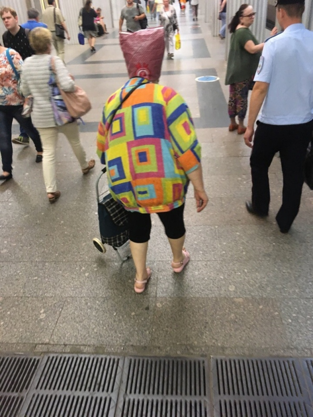 Strange People In The Subway (17 pics)