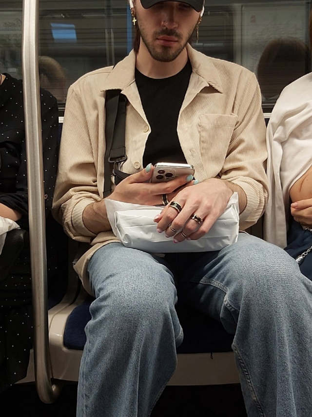 Strange People In The Subway (17 pics)