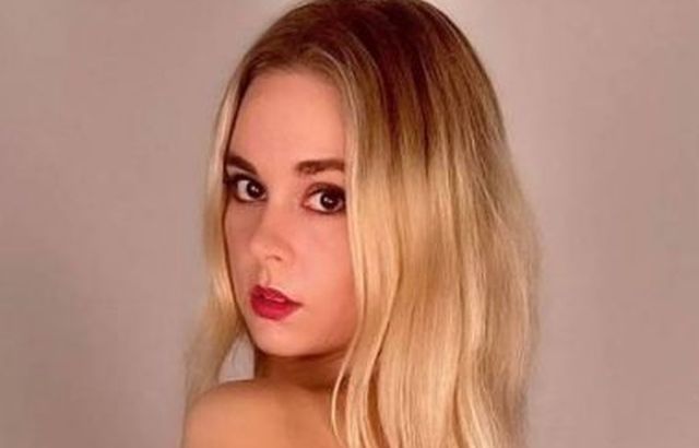 Girls With Handbras (44 pics)