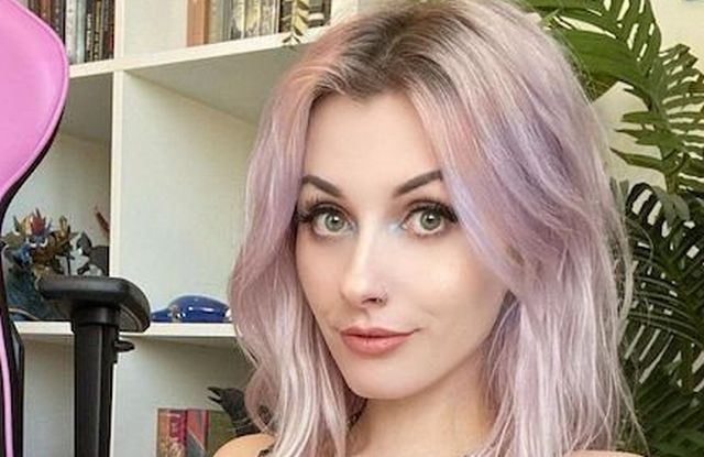 Girls With Dyed Hair (23 pics)