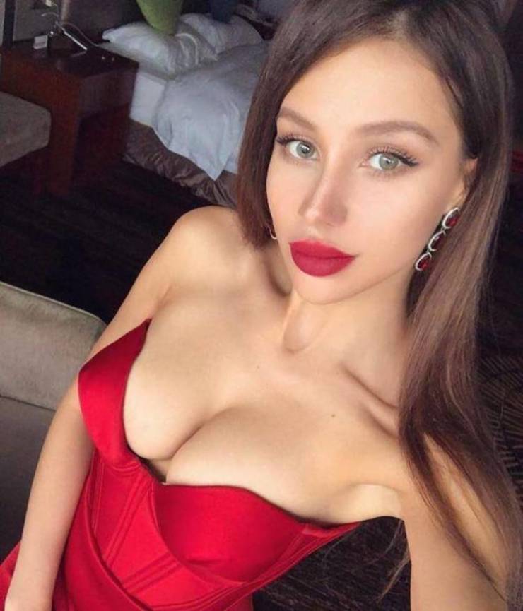 Girls With Red Lips (24 pics)