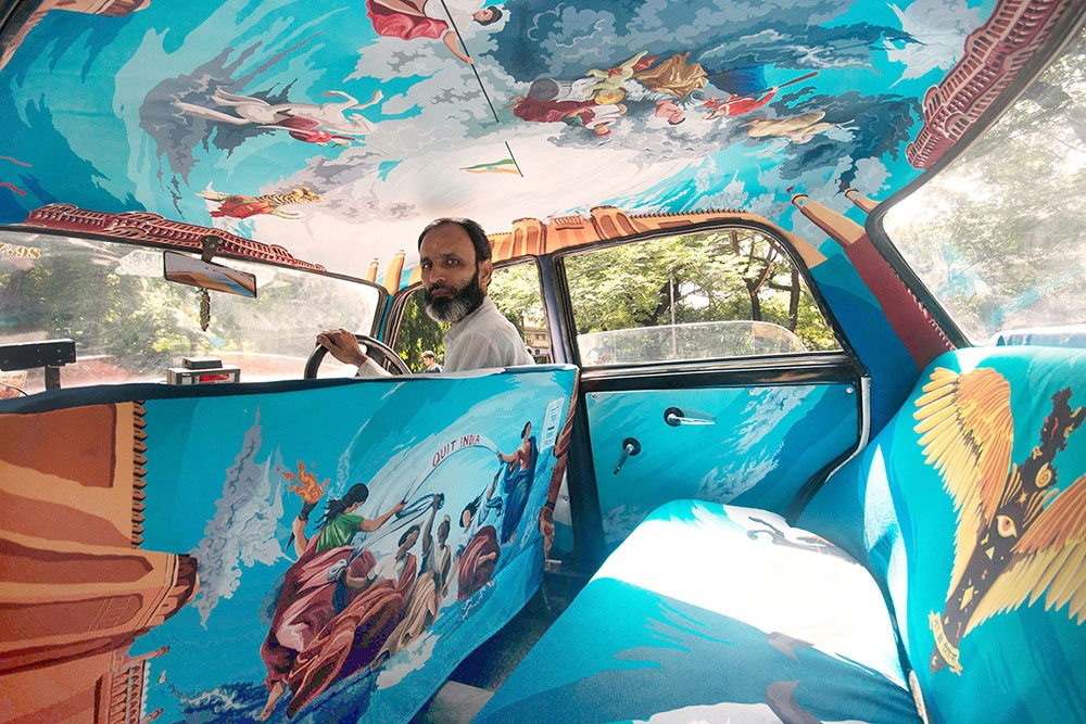 Unusual Indian Taxi Interiors (23 pics)