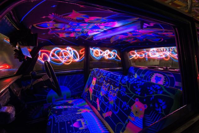 Unusual Indian Taxi Interiors (23 pics)