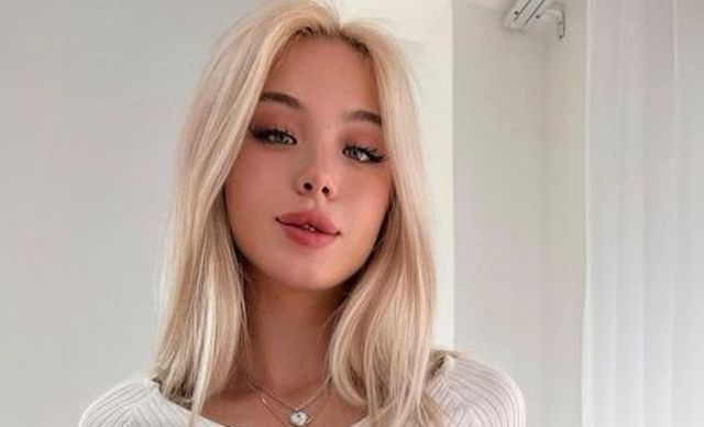 Busty Girls (35 pics)