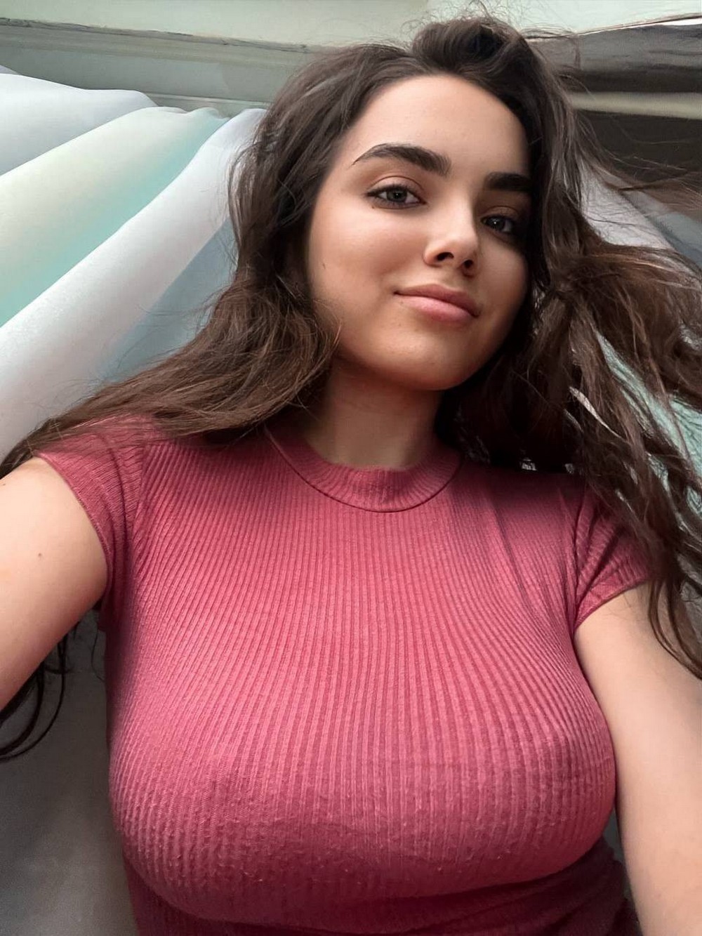 Braless Girls (21 pics)