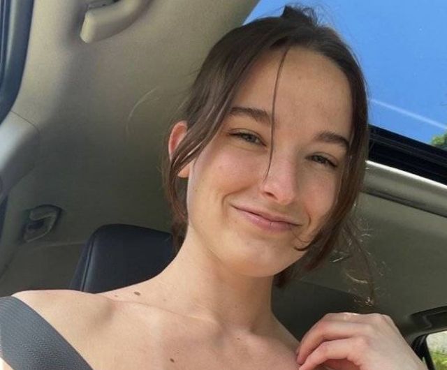 Girls And Cars  (28 pics)