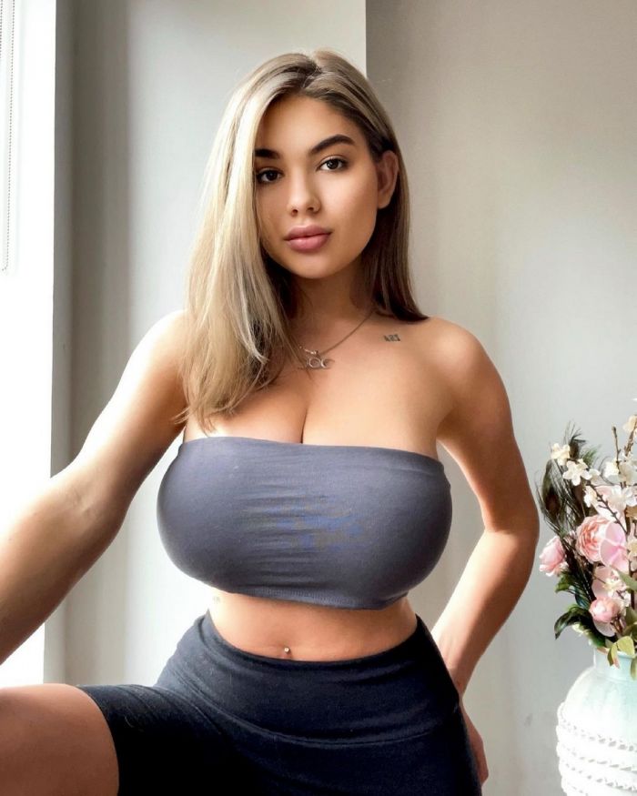 Busty Girls (25 pics)