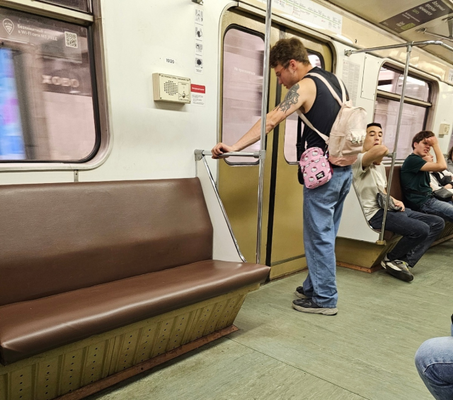 Strange People In The Subway (14 pics)