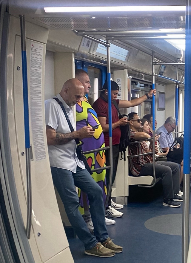 Strange People In The Subway (14 pics)