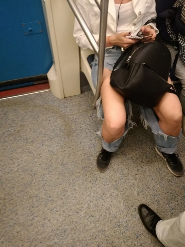 Strange People In The Subway (14 pics)